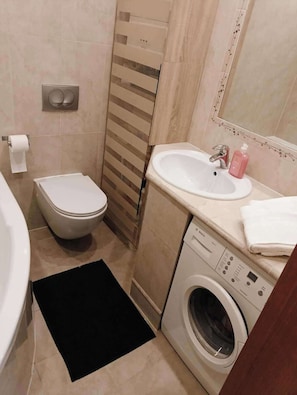 Combined shower/tub, deep soaking tub, towels, toilet paper