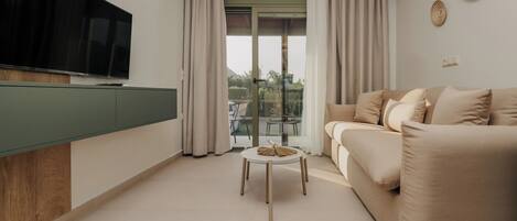 Appartement Signature | Coffre-fort, décor unique, ameublement unique, bureau