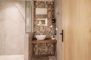 Signature Apartment | Bathroom | Shower, hair dryer, towels, soap - Skafonas Apartments (Corfu)