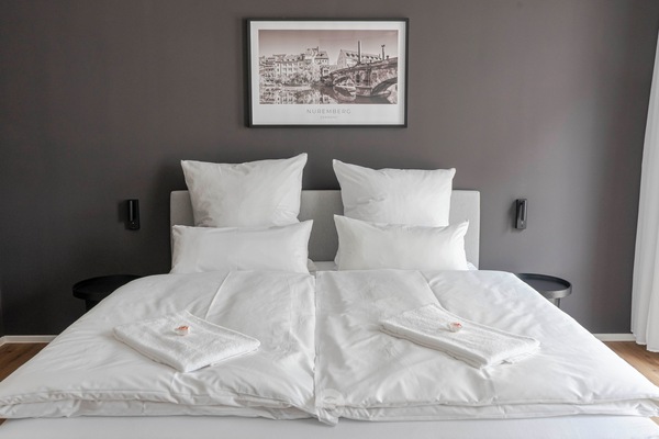 Kingsize-Bett mit Nachttischlampen mit Ladefunktion USB / USB-C auf jeder Seite