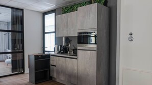 Kaffetrakter/tekoker, kjøleskap, mikrobølgeovn og kokeplater