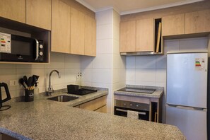 冷蔵庫、電子レンジ、オーブン、コンロ