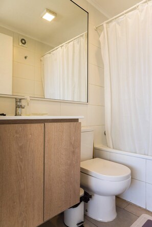 Een douche, een haardroger, handdoeken