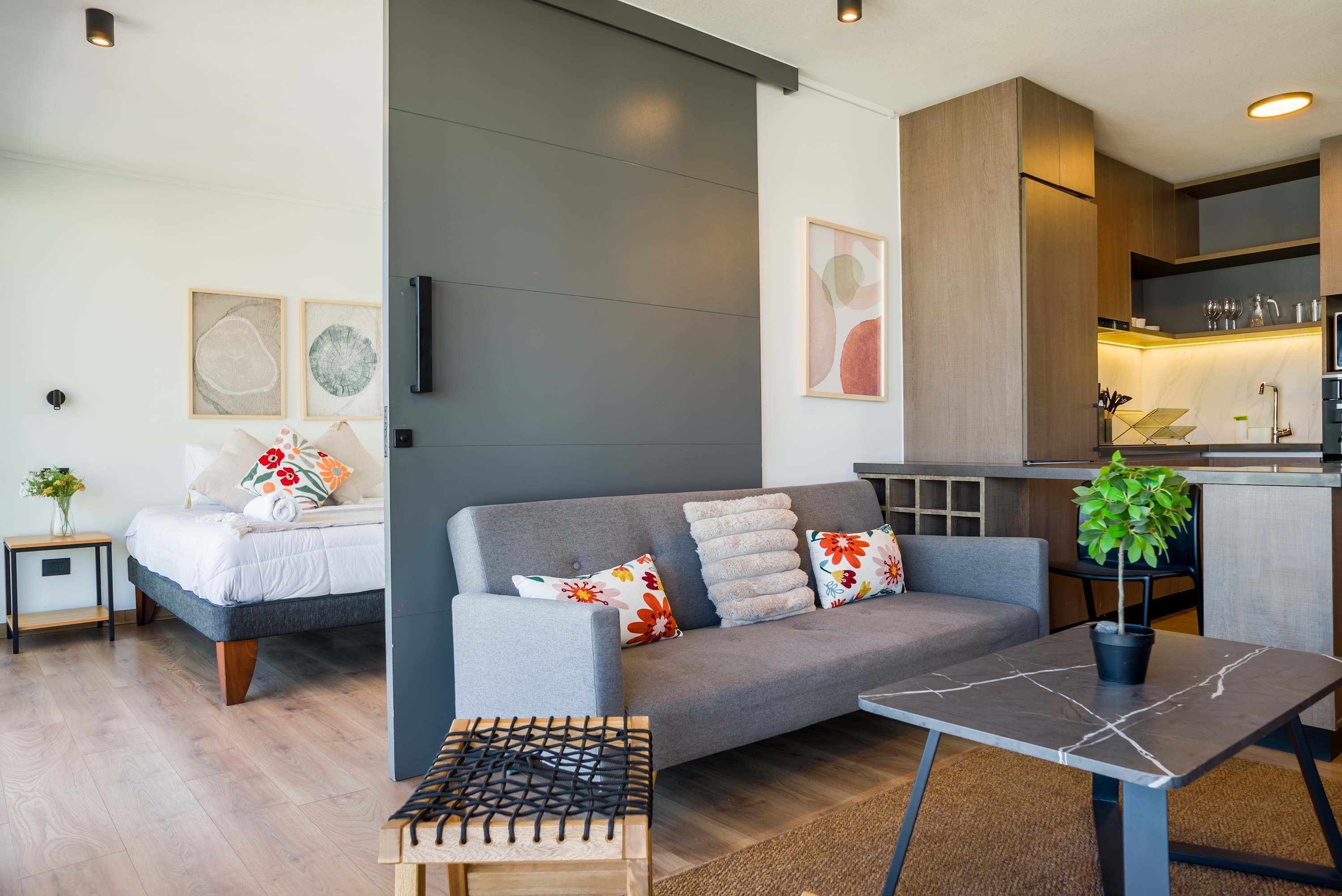 Televisión y oficina 