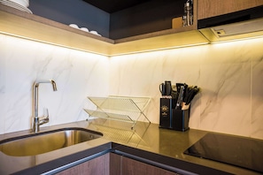 Wasserkocher mit Kaffee-/Teezubehör, Kühlschrank, Mikrowelle, Ofen