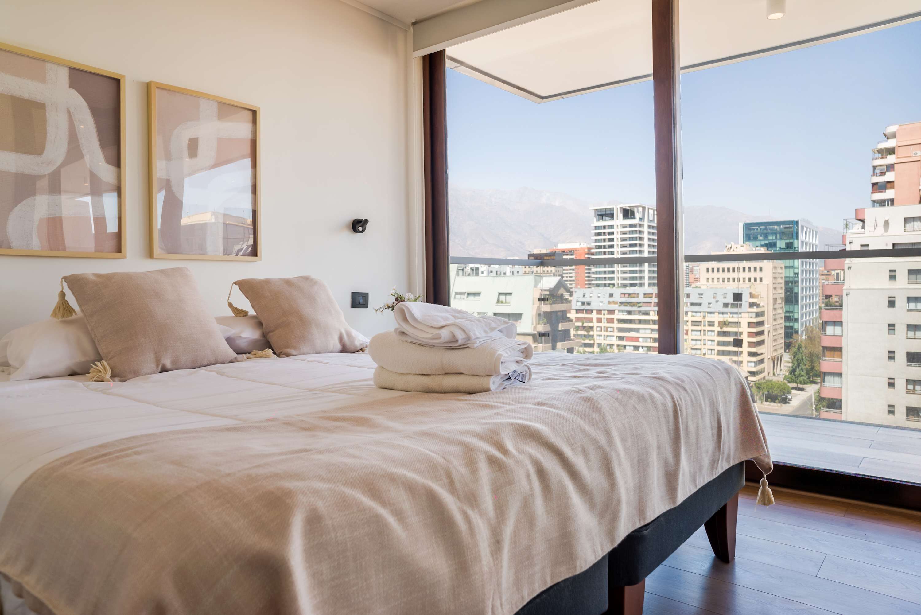 2 habitaciones, tabla de planchar con plancha, wifi y ropa de cama 