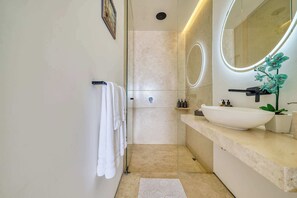 Regadera, secadora de cabello, toallas 