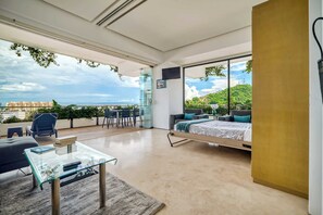 2 habitaciones, escritorio y tabla de planchar con plancha