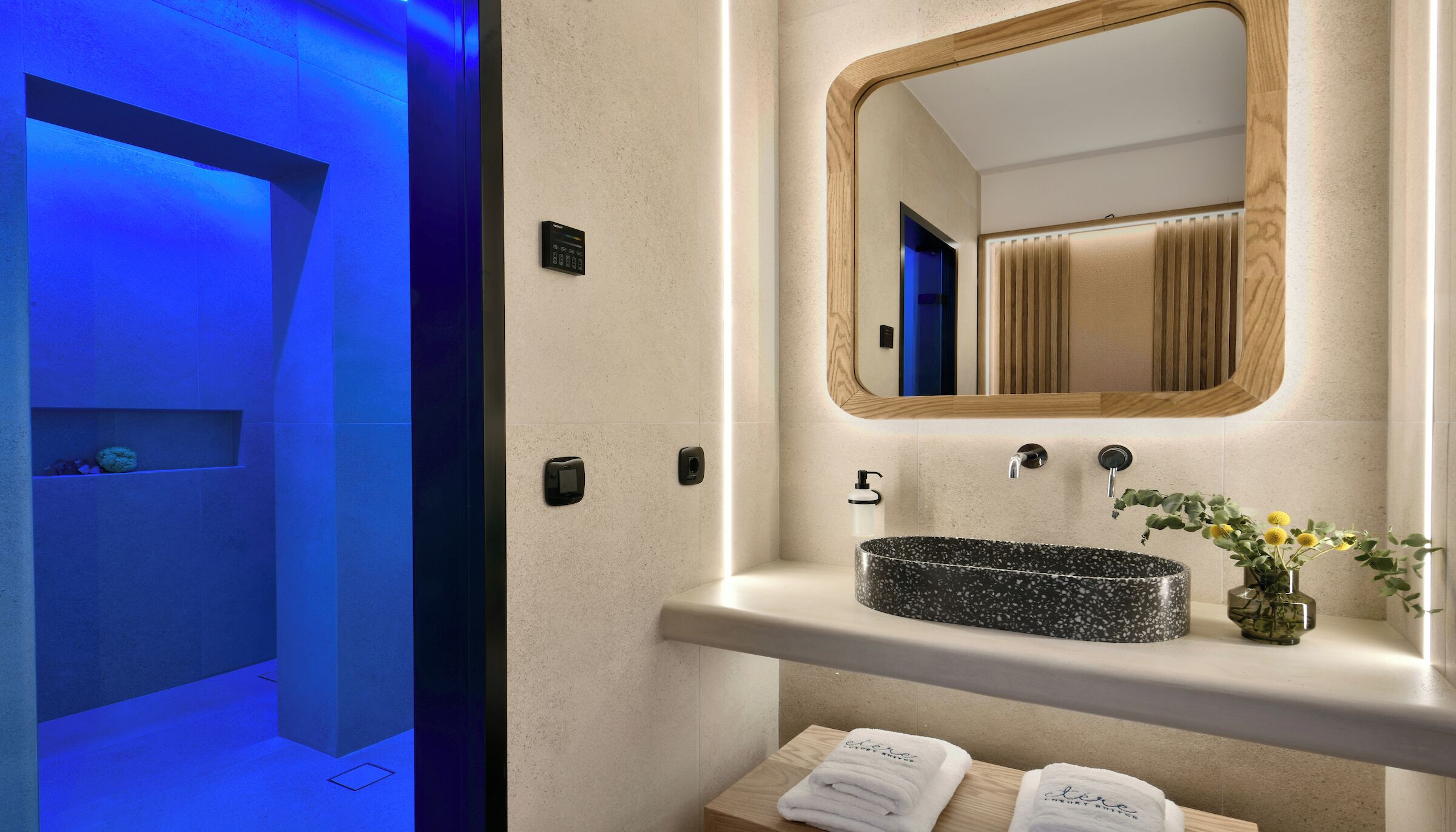 Asciugacapelli, pantofole, asciugamani, sapone