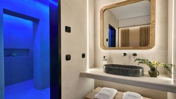 Asciugacapelli, pantofole, asciugamani, sapone