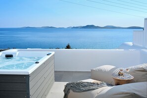 Deluxe Suite with Private Outdoor Hot Tub With Sea View | 露台/庭院