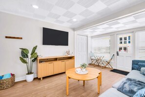 Télévision, livres, espaces bureaux