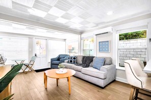 Fernseher, Bücher, Arbeitsbereiche