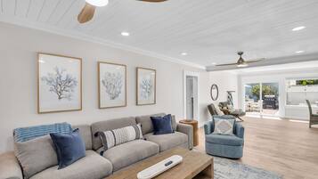 TV, bøker, stereoanlegg og kontorer