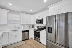 Kylskåp, mikrovågsugn, ugn och spishäll