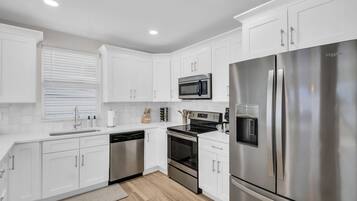 Kjøleskap, mikrobølgeovn, ovn og kokeplater