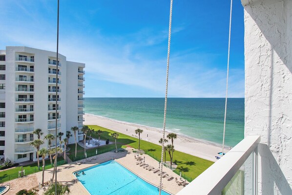 Pool - Enjoy endless gulf views from this welcoming oceanfront condo on Longboat Key - Pearl On The Key (Longboat Key)