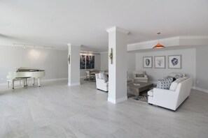 Interior - Enjoy endless gulf views from this welcoming oceanfront condo on Longboat Key - Pearl On The Key (Longboat Key)