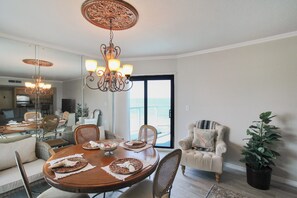 Dining - Enjoy endless gulf views from this welcoming oceanfront condo on Longboat Key - Pearl On The Key (Longboat Key)