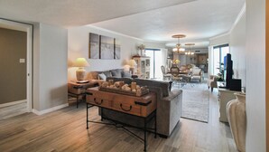 Un salon spacieux avec un canapé, une table basse et un coin repas.