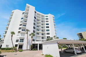 Exterior - Enjoy endless gulf views from this welcoming oceanfront condo on Longboat Key - Pearl On The Key (Longboat Key)