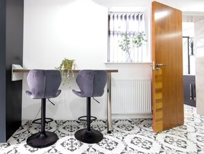 Interior - Best 2BR Flat in Cardiff Near Town Centre (Cardiff)