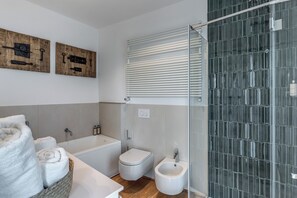 Dusche, Haartrockner, Bidet, Handtücher