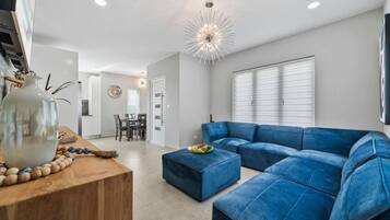 Smart-TV, Bücher, Stereoanlage