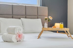 3 chambres, bureau, fer et planche à repasser, lit de bébé portatif