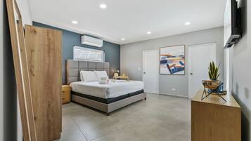 3 bedrooms, desk, iron/ironing board, travel crib