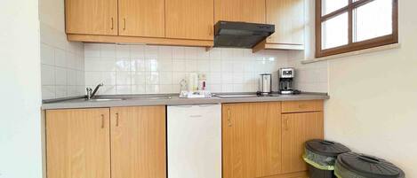 冷蔵庫、オーブン、コンロ、食器洗い機