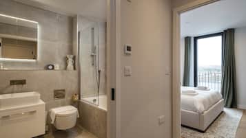 Apartamento, 1 cama King | Banheiro | Chuveiro/banheira combinados, produtos de toalete grátis