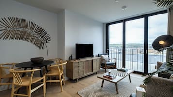 Apartamento, 1 cama King | Área de estar | TV de tela plana