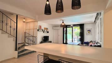 Villa Luxe, vue ville | Coin séjour | Télévision LCD de 55 pouces avec chaßnes par satellite