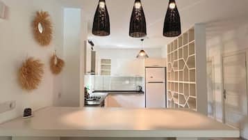 Villa Luxe, vue ville | Cuisine privée | Réfrigérateur, micro-ondes, four, plaque de cuisson