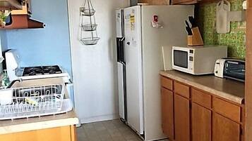 Micro-ondes, cafetiĂšre/bouilloire, grille-pain