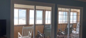 Beach Breezes – Coastal Comfort with Stunning Ocean Views