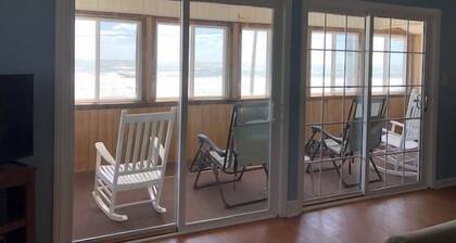 Beach Breezes – Coastal Comfort with Stunning Ocean Views