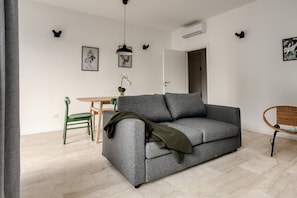 Apartamento, 3 quartos, sacada, vista para o pátio | Área de estar | Smart TV 43 polegadas com canais digitais