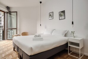 Desk, laptop workspace, iron/ironing board, free WiFi - Beautiful apt with 2 balconies (Milan)