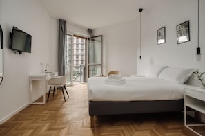 Apartamento, 3 quartos, sacada, vista para o pátio | Escrivaninha, espaço de trabalho para notebook