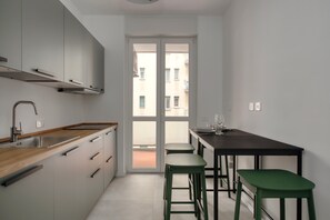 Apartamento, 3 quartos, sacada, vista para o pátio | Cozinha privada | Chaleira elétrica, mesas de jantar