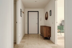 公寓, 3 间卧室, 阳台, 庭院景观 | 起居区 | 43-英寸智能电视（配备数码频道）