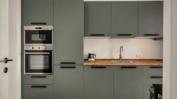 Departamento Confort, vista a la ciudad | Cocina privada | Cafetera y tetera y tetera eléctrica