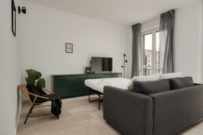 Apartamento, 3 quartos, sacada, vista para o pátio | Área de estar | Smart TV 43 polegadas com canais digitais