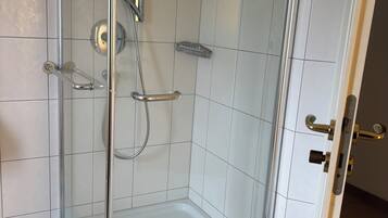 Haartrockner, Handtücher, Seife, Toilettenpapier