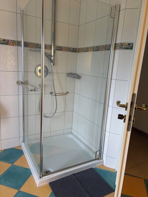 Haartrockner, Handtücher, Seife, Toilettenpapier