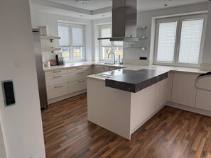 Mikrowelle, Ofen, Herdplatte, Geschirrspüler