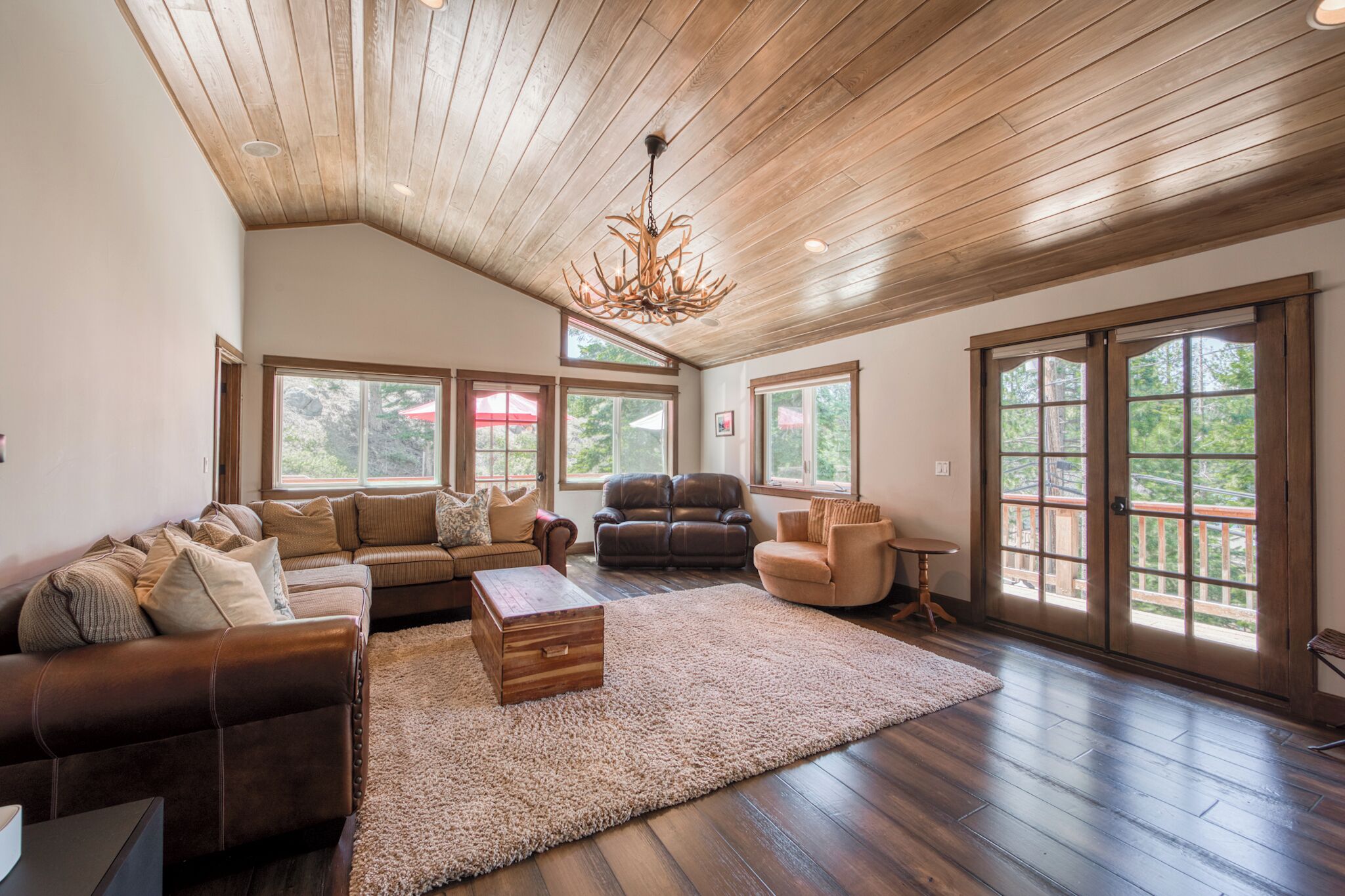 Smart TV, lareira, mesa de pingue-pongue