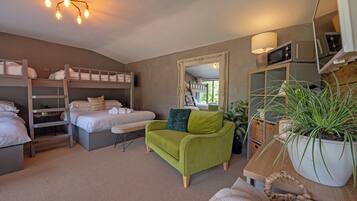 Iron/ironing board, free WiFi, bed sheets